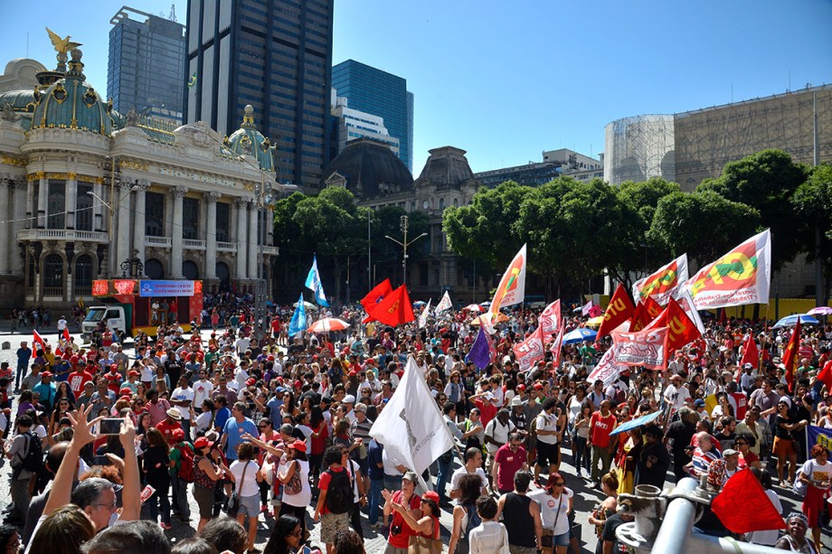 Ato convocado por centrais sindicais reune milhares de manifestantes na Cinelândia, no Rio