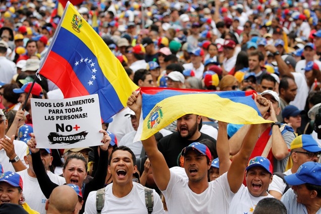 Manifestantes fazem protesto do Dia do Trabalho em Caracas, Venezuela