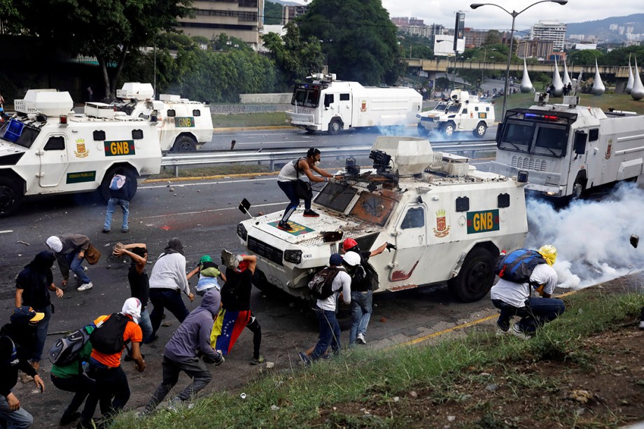 Manifestantes e polícia entram em confronto durante protesto do Dia do Trabalho em Caracas, Venezuela