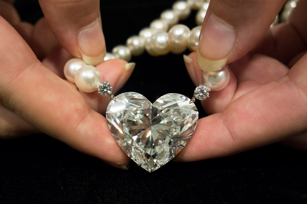 Diamante em formato de coração foi leiloado no valor de 15 milhões de dólares em Genebra, na Suíça