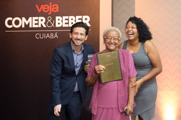 <span>O decorador Cleber Clemente entrega o prêmio de melhor bolinho de arroz para Dona Eulália</span>