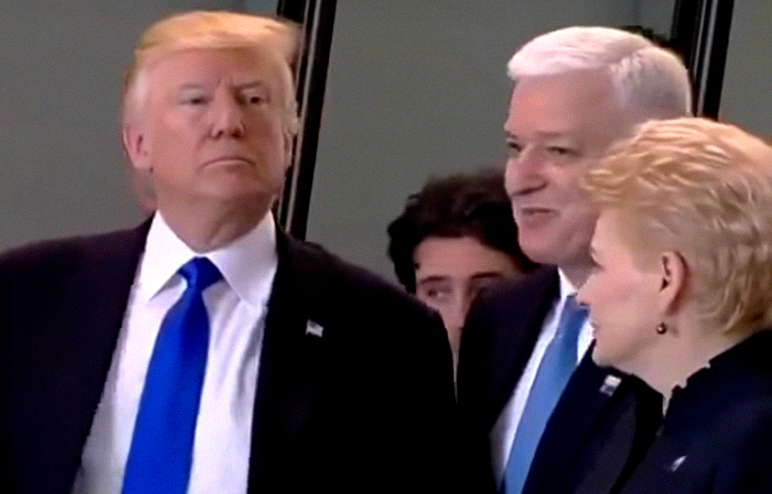 Donald Trump empurra Primeiro-ministro Dusko Markovic, durante conferência do G7, na Itália