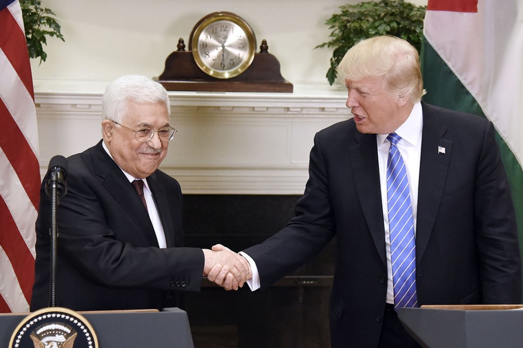 Presidente dos Estados Unidos, Donald Trump, e presidente da Palestina, Mahmoud Abbas, durante reunião no Salão Roosevelt, na Casa Branca