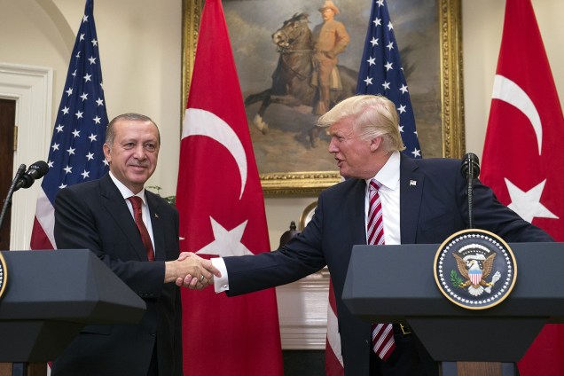 O presidente dos EUA, Donald Trump recebe o presidente turco Recep Tayyip Erdogan, na Casa Branca em Washington - 16/05/2017