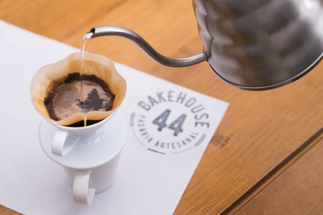 Melhor padaria da cidade: café sai por ali a qualquer hora, coado direto na xícara