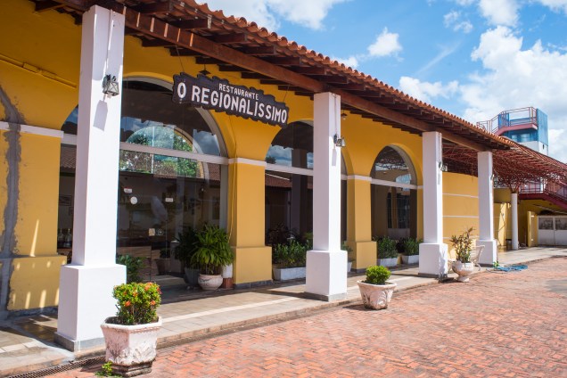 O salão do restaurante está instalado no antigo Mercado Público do Porto, em Cuiabá