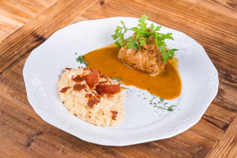 Lombo suíno como recheio das trouxinhas junto com tâmaras, acompanhando <span>risoto de brie com jamón crocante</span>
