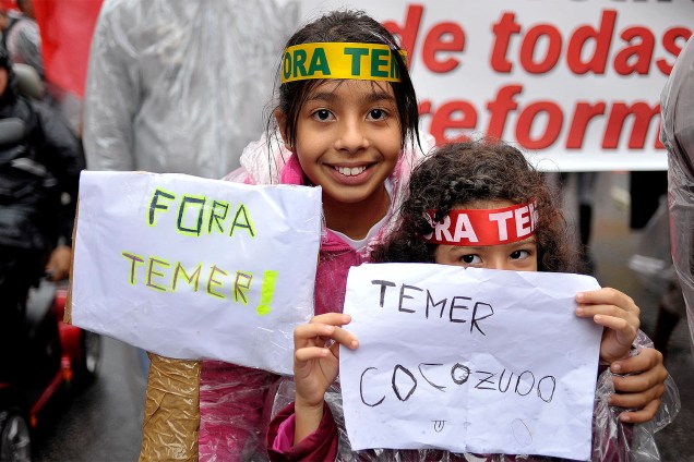 Ato convocados por centrais sindicais e movimentos de esquerda pedem a realização de eleições diretas no país e criticam as reformas da Previdência e Trabalhista, na Avenida Paulista em São Paulo