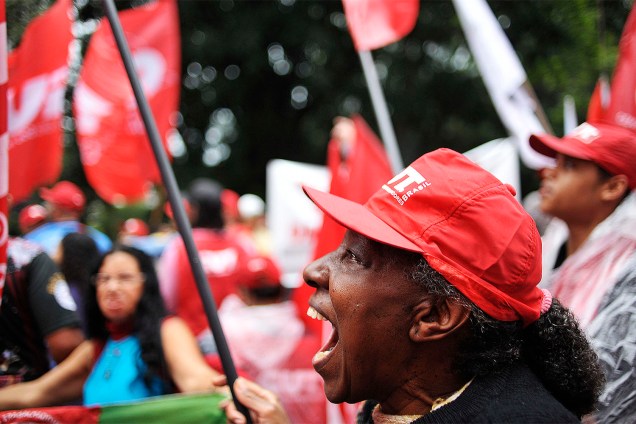 Ato convocados por centrais sindicais e movimentos de esquerda pedem a realização de eleições diretas no país e criticam as reformas da Previdência e Trabalhista, na Avenida Paulista em São Paulo