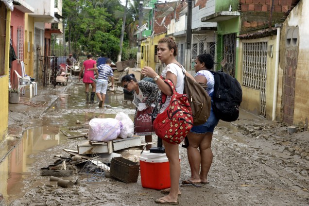 Moradores da cidade de Barreiros deixam suas casas atingidas por enchentes, devido as fortes chuvas que castigaram Pernambuco