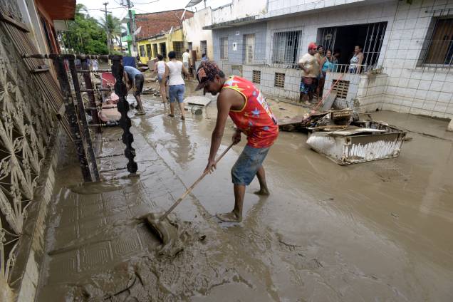 Moradores da cidade de Barreiros limpam as ruas atingidas por enchentes, devido as fortes chuvas que castigaram Pernambuco Moradores da cidade de Barreiros limpam as ruas atingidas por enchentes, devido as fortes chuvas que castigaram Pernambuco