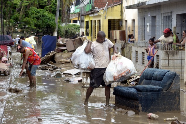 Moradores da cidade de Barreiros limpam as ruas atingidas por enchentes, devido as fortes chuvas que castigaram Pernambuco