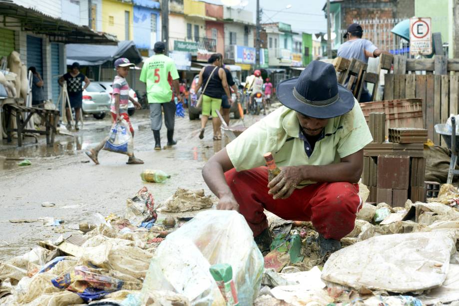 Moradores da cidade de Barreiros limpam as ruas atingidas por enchentes, devido as fortes chuvas que castigaram Pernambuco