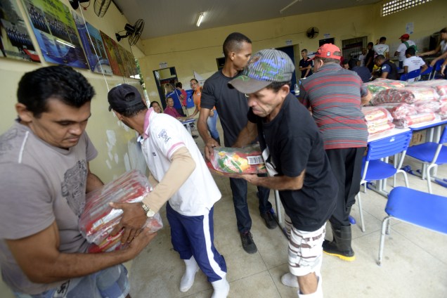Voluntários ajudam na organização de doações de alimentos para moradores de Rio Formoso