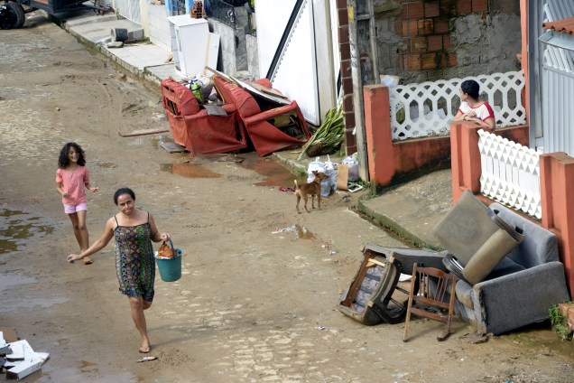 Moradores da cidade de Rio Formoso deixam suas casas atingidas por enchentes, devido as fortes chuvas que castigaram Pernambuco