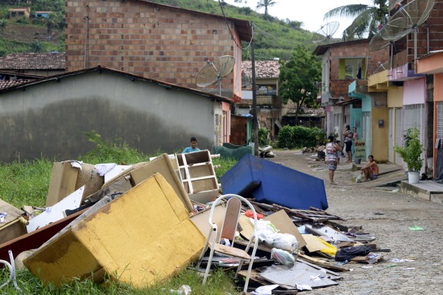 Moradores de Rio Formoso empilham móveis estragados por enchentes, devido as fortes chuvas que castigaram Pernambuco