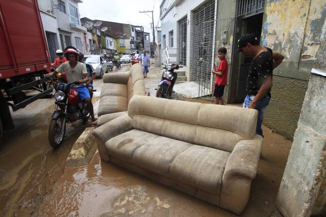 Com o nível alto do rio Una, moradores de Palmares (PE) jogam fora pertences atingidos pela água e fazem a limpeza após enchente no centro da cidade - 29/05/2017 Com o nível alto do rio Una, moradores de Palmares (PE) jogam fora pertences atingidos pela água e fazem a limpeza após enchente no centro da cidade - 29/05/2017