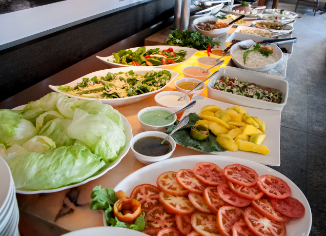 Entrada no almoço: bufê de saladas à vontade