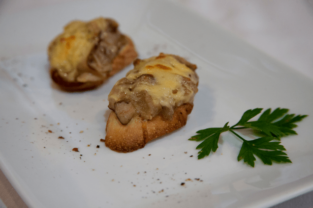 Opção de entrada: duo de Bruschetas (tartar de cogumelos e mussarela de búfala com tomatinho e manjericão)