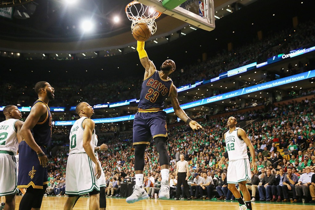 LeBron James enterra a bola durante partida entre Cleveland Cavaliers e Boston Celtics, válida pela NBA 2017, em Boston, Massachusetts