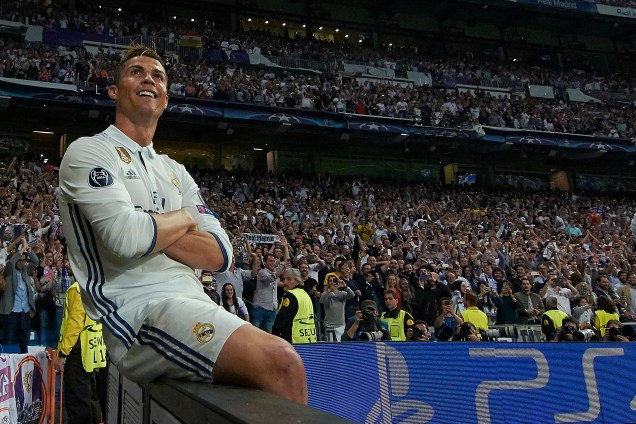 Cristiano Ronaldo comemora depois de marcar o segundo gol do Real Madrid na primeira partida da semifinal da Liga dos Campeões contra o Atlético de Madrid, no Estádio Santiago Bernabéu - 02/05/2017