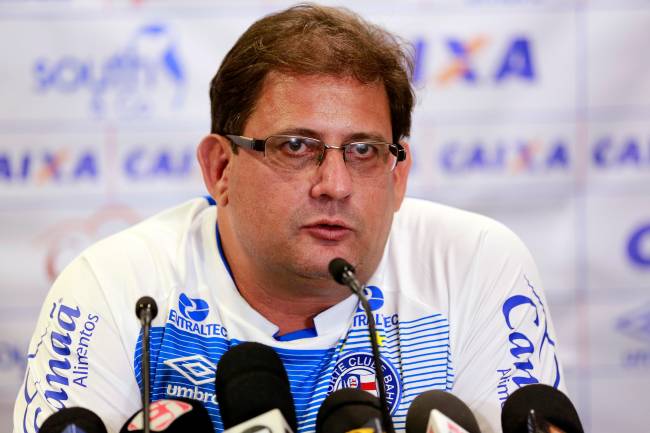 Guto Ferreira durante coletiva no Bahia
