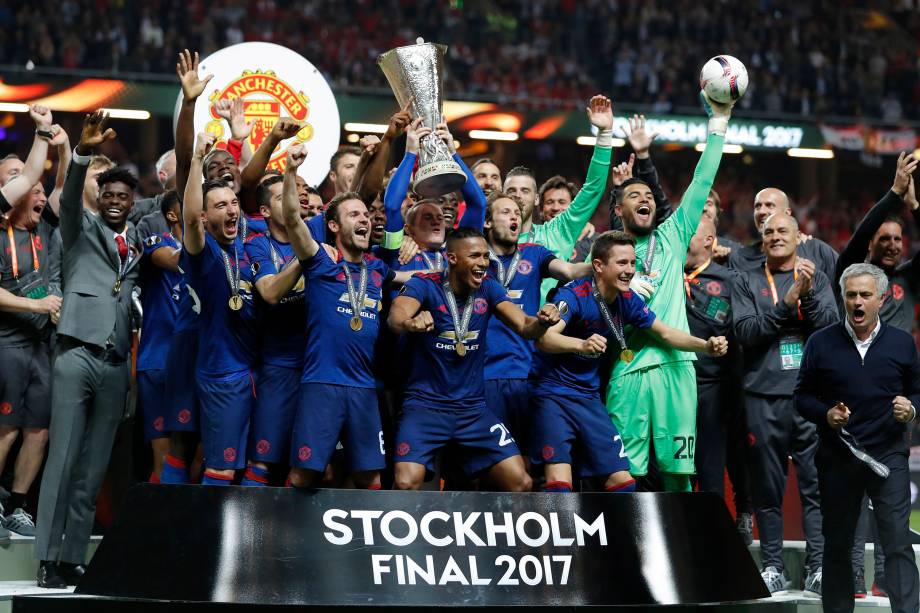 Jogadores do Manchester United comemoram o título da Liga Europa após vitória sobre o Ajax em Estocolmo, na Suécia - 24/05/2017