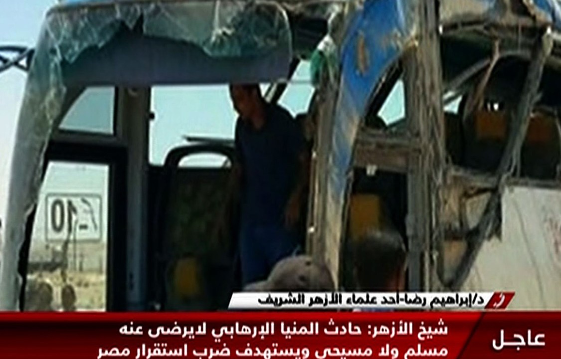 Emissora de televisão egípcia mostra imagens do ônibus que sofreu atentado na província de Minya, a 260 quilômetros de Cairo, no Egito