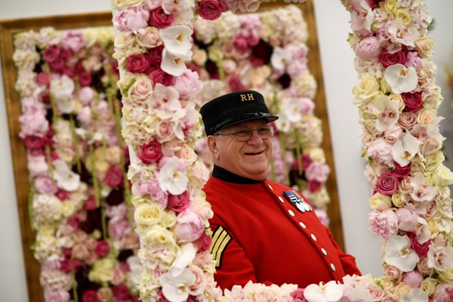 Guarda é fotografado entre os arranjos de flores dispostos no festival Chelsea Flower Show, em Londres