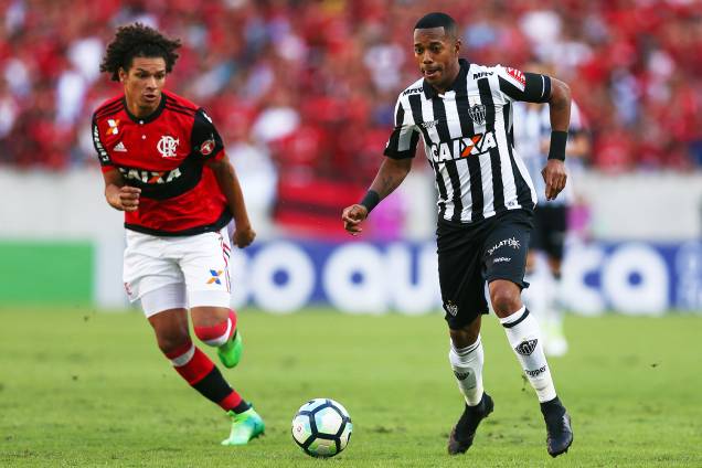 Os jogadores Robinho, do Atlético MG, e Willian Arão do Flamengo, durante a partida de abertura do Campeonato Brasileiro, no Maracanã Os jogadores Robinho, do Atlético MG, e Willian Arão do Flamengo, durante a partida de abertura do Campeonato Brasileiro, no Maracanã