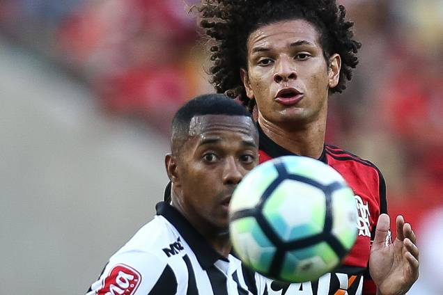Os jogadores Robinho, do Atlético MG, e Willian Arão do Flamengo, durante a partida de abertura do Campeonato Brasileiro, no Maracanã Os jogadores Robinho, do Atlético MG, e Willian Arão do Flamengo, durante a partida de abertura do Campeonato Brasileiro, no Maracanã