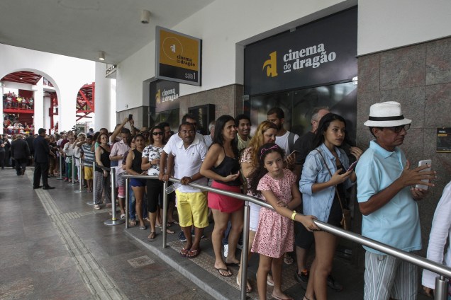Fãs fazem fila para se despedir do cantor Belchior durante velório no Centro Dragão do Mar, em Fortaleza - 01/05/2017