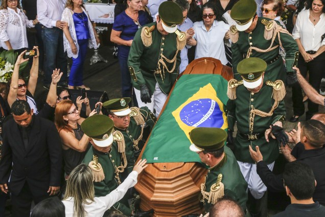 Familiares, amigos e fãs acompanham missa, velório e enterro do cantor Belchior, no Centro Dragão do Mar em Fortaleza - 02/05/2017
