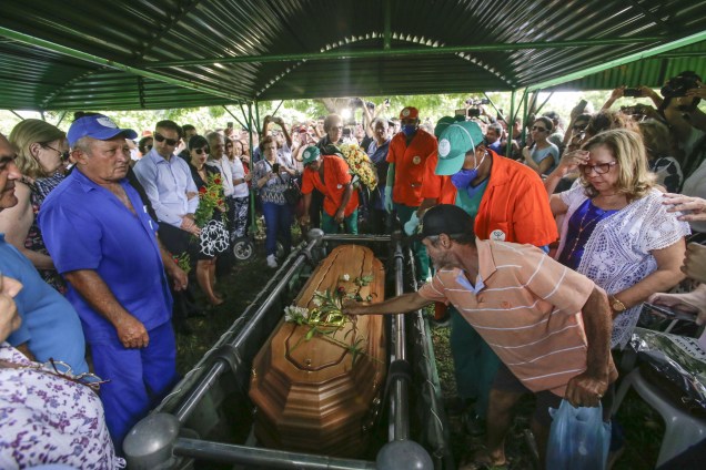 Familiares, amigos e fãs acompanham missa, velório e enterro do cantor Belchior, no Centro Dragão do Mar em Fortaleza - 02/05/2017