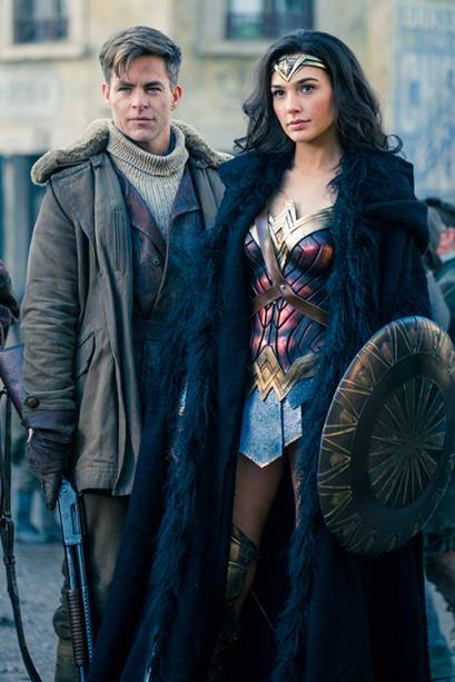 Chris Pine e Gal Gadot em cena do filme 'Mulher Maravilha'