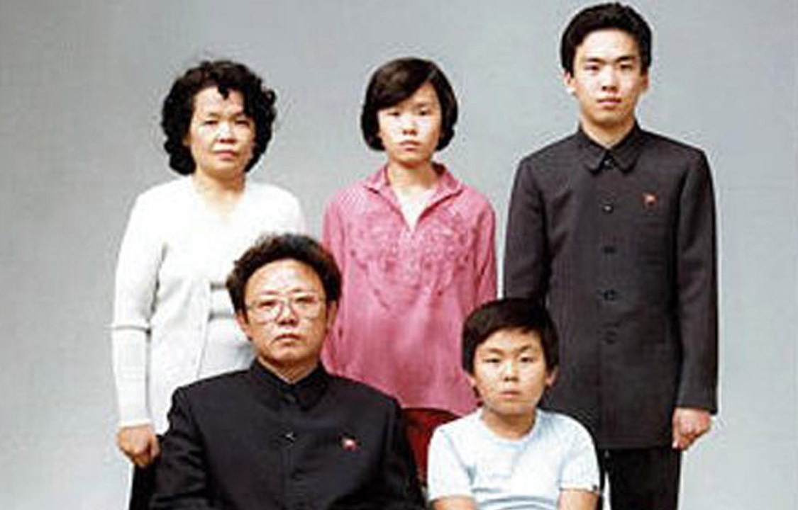 Foto de arquivo mostra Kim Jong Il posando com sua família para retrato em Pyongyang