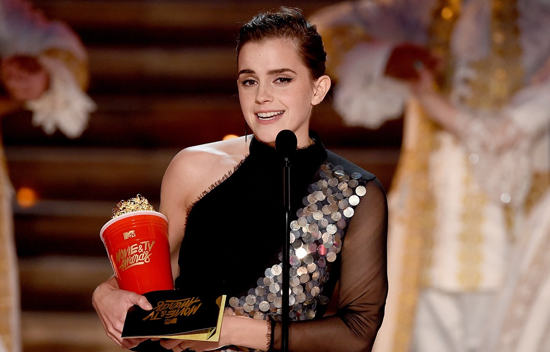 Emma Watson recebe prêmio MTV Movie and TV Awards 2017 por sua atuação em A Bela e a Fera