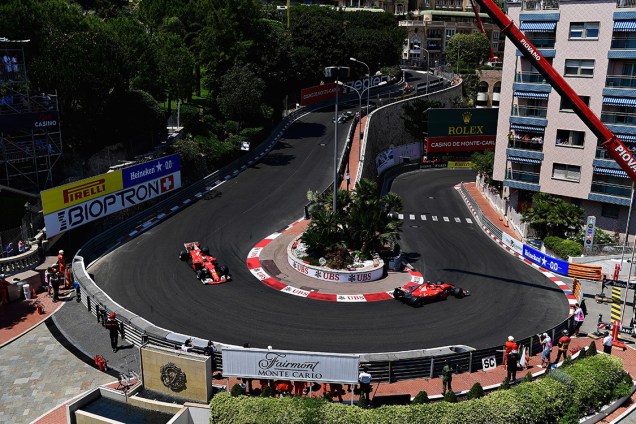 Os pilotos da Ferrari, Kimi Raikkonen e Sebastian Vettel, lideram o GP de Mônaco