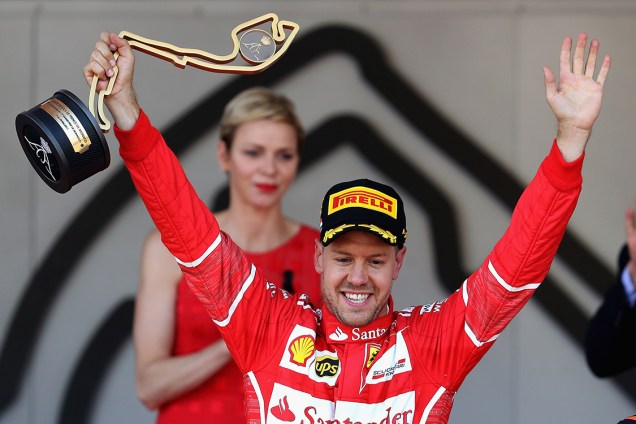 O piloto da Ferrari Sebastian Vettel comemora após vencer o GP de Mônaco