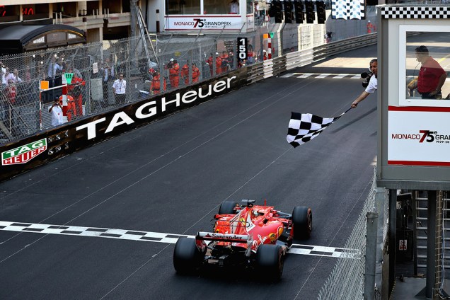 Apesar de largar em segundo, Vettel superou seu companheiro da Ferrari e venceu o GP de Mônaco