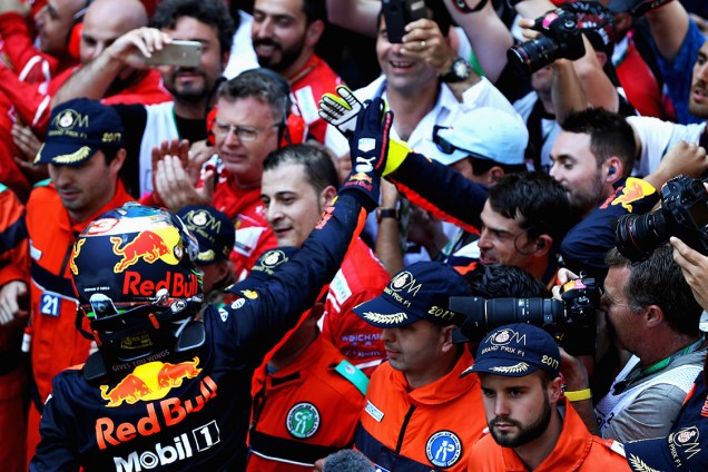 O australiano Daniel Ricciardo comemora a terceira posição no GP de Mônaco