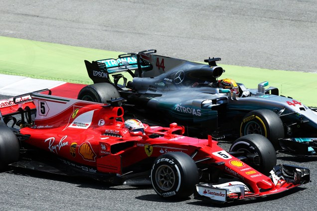 Lewis Hamilton tenta ultrapassar Sebastian Vettel durante o Grande Prêmio da Espanha, quinta etapa da temporada 2017 da Fórmula 1 - 14/05/2017