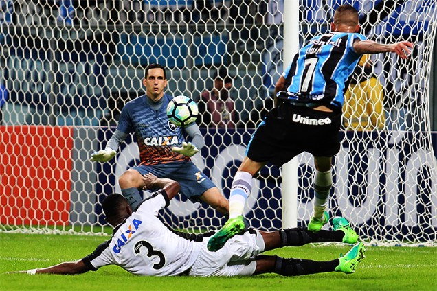 Ramiro marca o gol na partida entre Grêmio e Botafogo, na Arena Grêmio em Porto Alegre, válida pela 1ª rodada do Campeonato Brasileiro 2017 - 14/05/2017