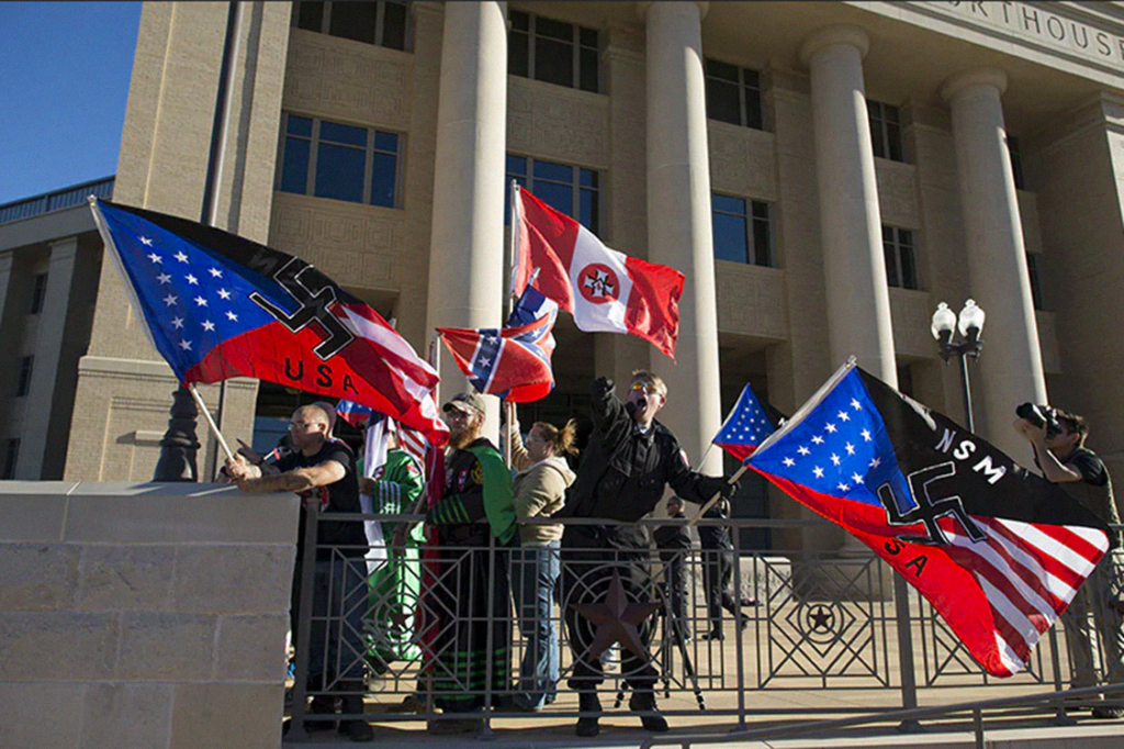 Grupos neonazistas protestam em frente ao Tribunal de Justiça do Texas - 2014