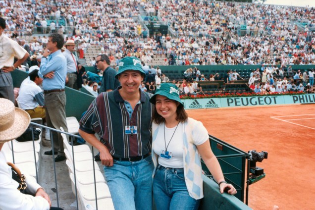 O colunista de tênis Chiquinho Leite Moreira (à esquerda) e a assessora de Guga, Diana Gabanyi