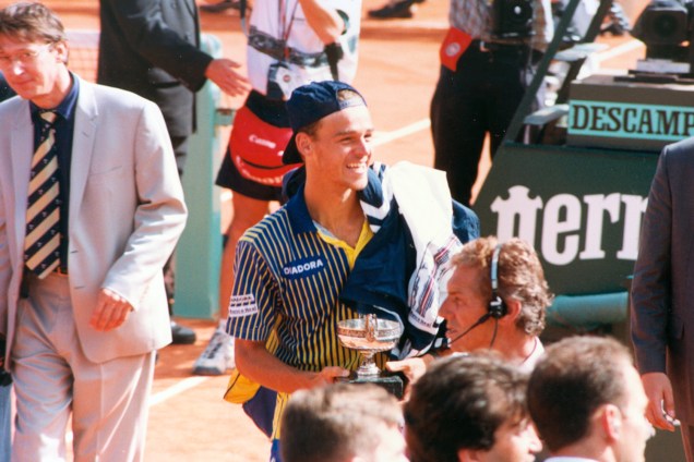 Gustavo Kuerten, celebrando seu primeiro título de Roland Garros