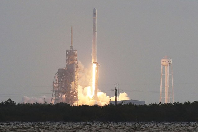 O foguete SpaceX Falcon 9 é lançado no Cabo Canaveral na Flórida, EUA