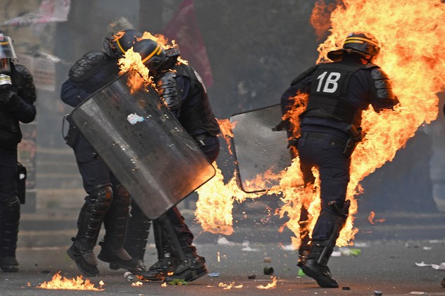 Manifestantes e policiais entram em confronto durante protestos do Dia do Trabalho em Paris, França
