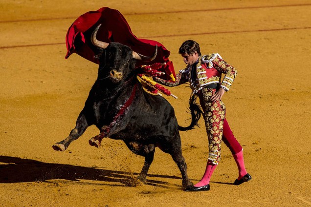 O toureiro Julian Lopez, conhecido como 'El Juli', se apresenta no segundo dia da Feira de Sevilha, Espanha