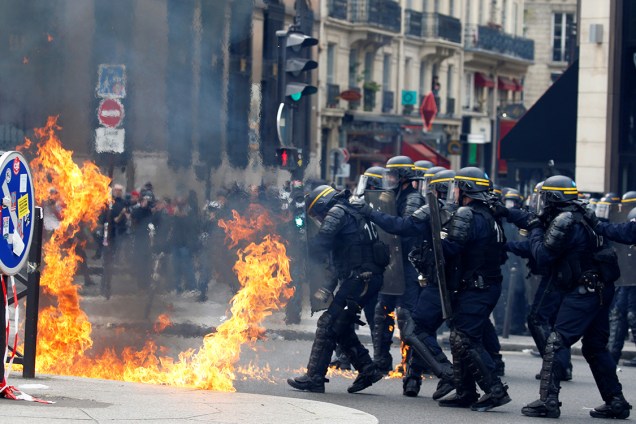 Polícia entra em confronto com manifestantes durante protesto do Dia do Trabalho, na França